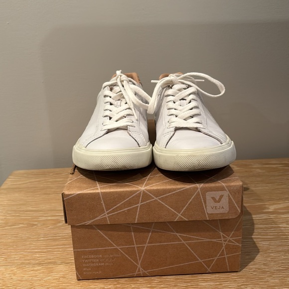 VEJA Esplar Bastille with Tilapia Beige Back - Picture 4 of 7